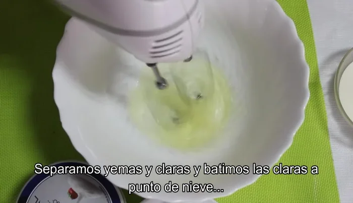 Separar las claras de las yemas de los huevos.