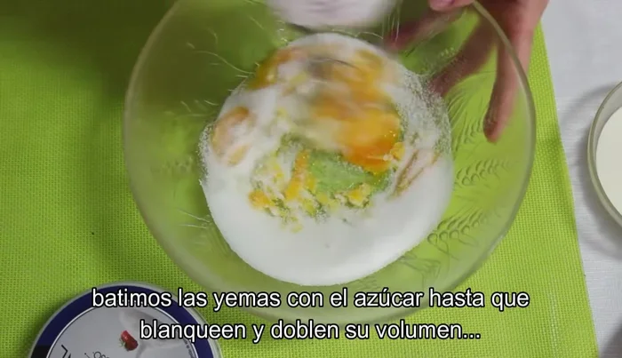 Montar las yemas con el azúcar hasta que blanqueen y doblen su volumen.