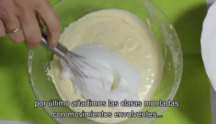 Añadir las claras montadas a punto de nieve con movimientos envolventes.
