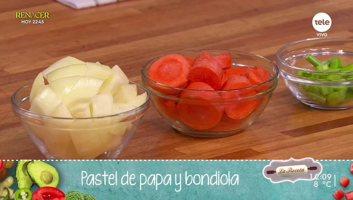 Agregar las verduras cortadas (cebolla, zanahoria, ajo y apio) a la cacerola una vez que la carne esté ligeramente dorada.