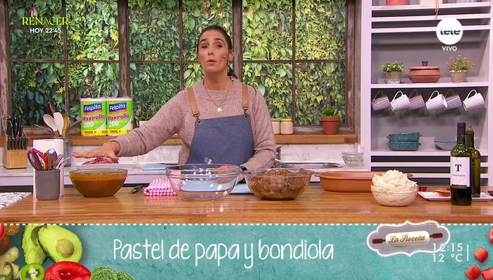 Retirar del fuego y dejar entibiar. Desmenuzar la carne y mezclarla con el jugo de la cocción.