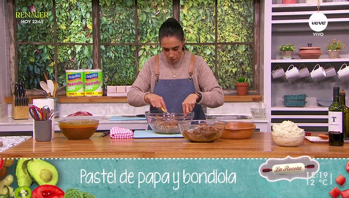 Colocar la mezcla de carne en una fuente para horno. Cubrir con puré de papas.
