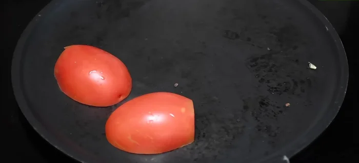 Tuesta los tomates y el pimiento rojo en el comal, volteándolos ocasionalmente.