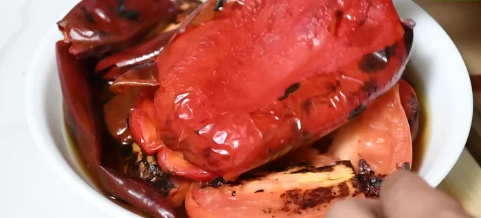 Pela el pimiento y quítale las semillas.