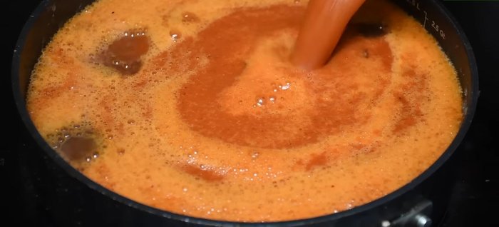 Una vez que la carne esté cocida, agrega la salsa de chile y cocina por media hora más, añadiendo una cucharadita de mantequilla.