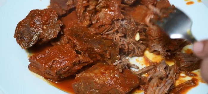 Deshebra la carne.