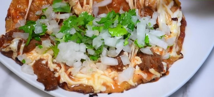 Sirve con cebolla, cilantro y salsa extra.