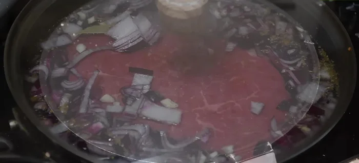 Mientras tanto, tuesta en un comal cebolla en rodajas hasta que estén ligeramente quemadas.