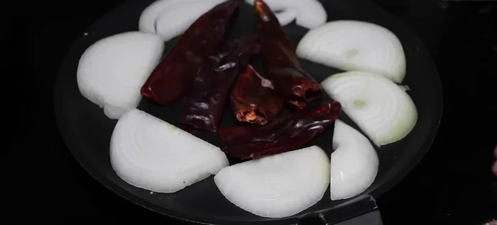 Tuesta los chiles guajillo, quitándoles las semillas después de tostarlos. Remojarlos en agua para suavizarlos.