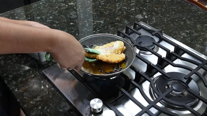 Freír los filetes de pescado hasta que estén dorados por ambos lados.