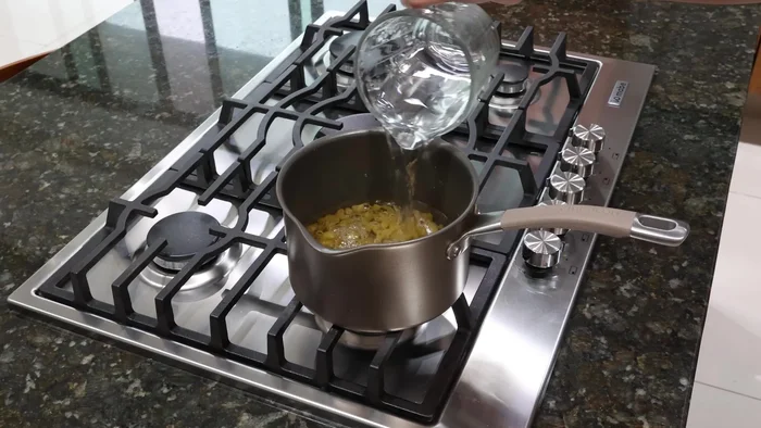 Cocer la pasta de coditos con agua y sal durante 7-10 minutos a fuego alto.