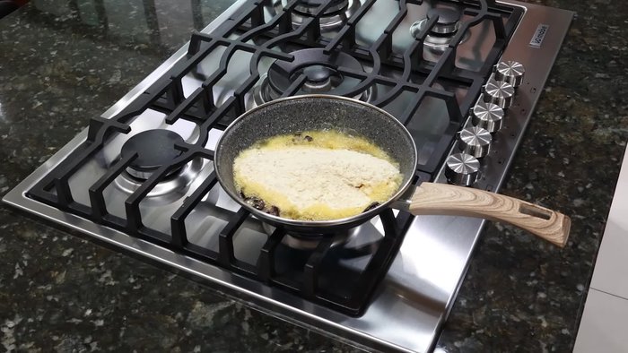 En un recipiente, poner una taza de harina de trigo, una cucharada de sal, ajo en polvo, pimienta negra, orégano seco, paprika y un chorrito de mostaza.