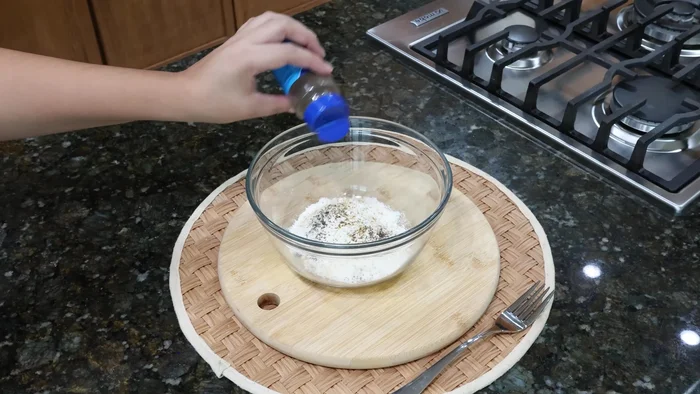 Agregar un huevo y media taza de leche. Batir con un tenedor hasta que no queden grumos.