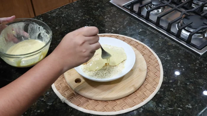 Empanizar los filetes de pescado con pan molido.