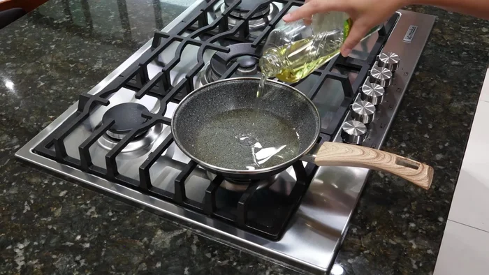 Calentar aceite en una sartén. Agregar tiritas de chile guajillo y mezclar hasta que suelten su sabor.