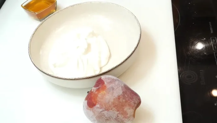 Añadir una capa de yogur griego natural sin azúcar en la base del plato o bol.