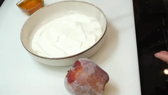 Rallar la fruta congelada (en este caso, la manzana) por la parte gruesa del rallador.
