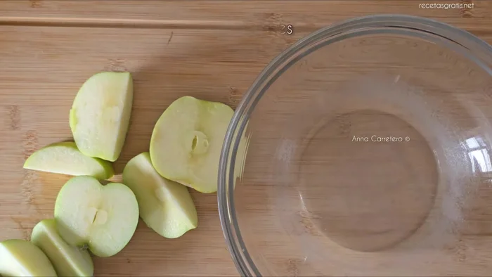 Pelar y cortar las dos manzanas en trocitos.