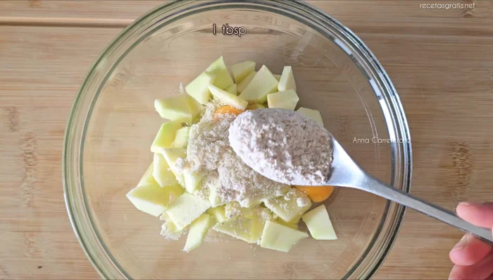 Mezclar las manzanas con los dos huevos, dos cucharadas de almendra molida, una cucharada de harina de avena, una cucharada y media de azúcar, media cucharadita de polvo de hornear y una cucharada de yogur.