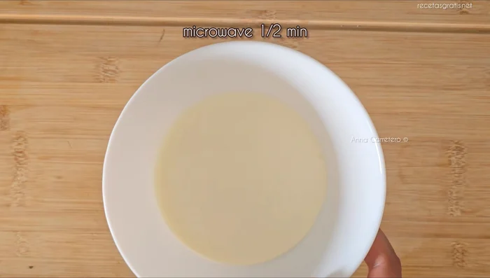 Calentar 60 ml de nata en el microondas durante medio minuto.