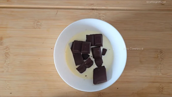 Derretir 100 g de chocolate.